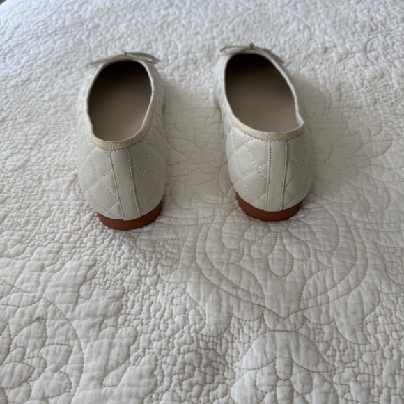 Elegant White Flats with Bow Detail - Picture 3 of 4